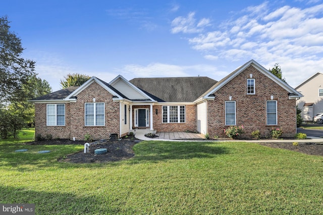 view of front facade featuring a front lawn