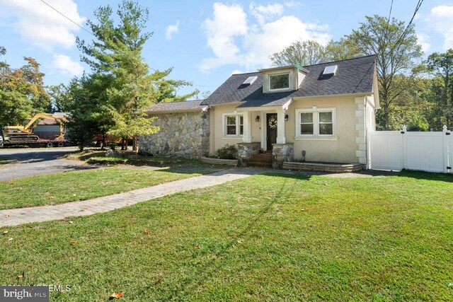 view of front of house featuring a front lawn