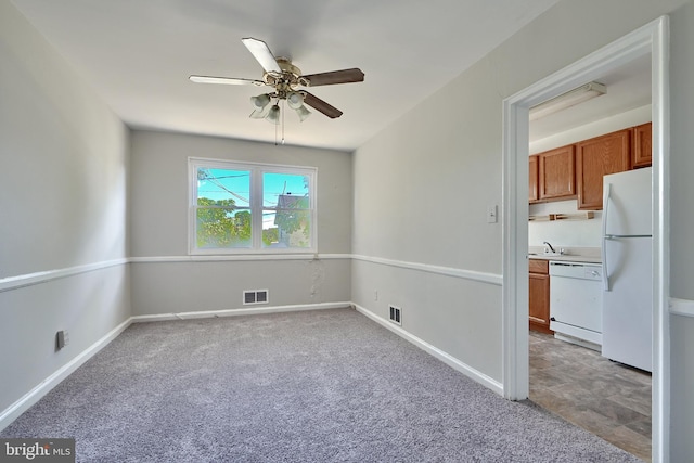 carpeted empty room with sink and ceiling fan