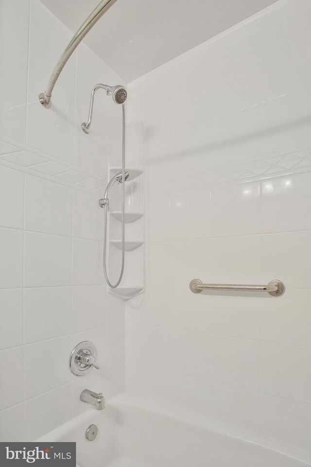 bathroom featuring tiled shower / bath combo