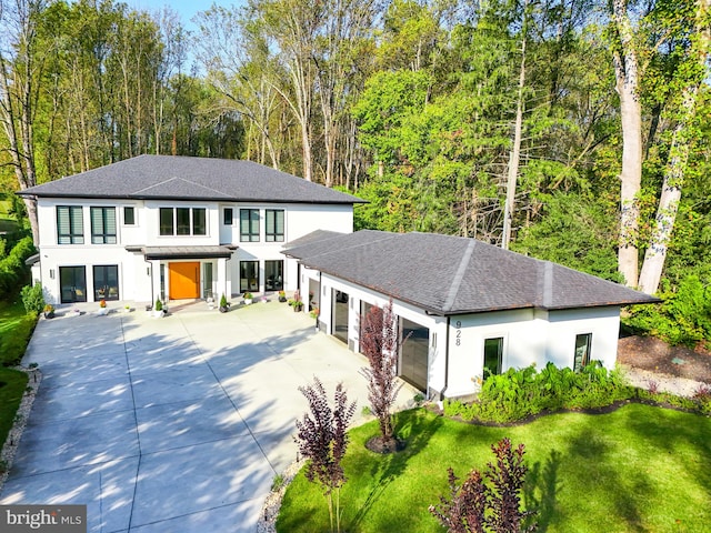 view of front facade featuring a front lawn and a garage