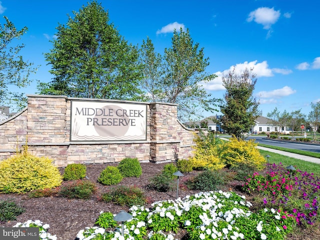 view of community / neighborhood sign