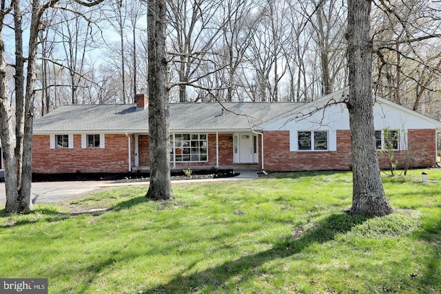 ranch-style house featuring a front yard