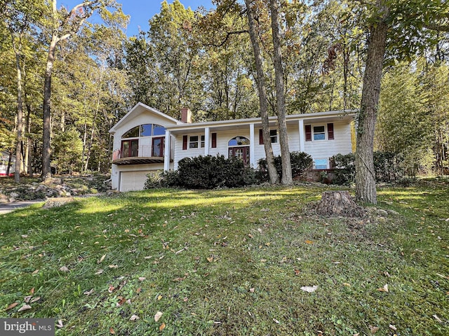 view of front facade featuring a front lawn and a garage