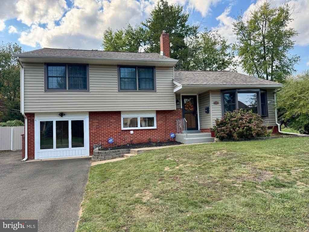 split level home with a front lawn