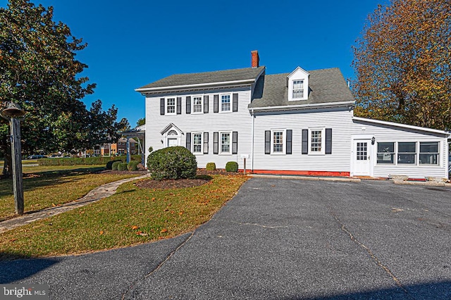 colonial home with a front yard