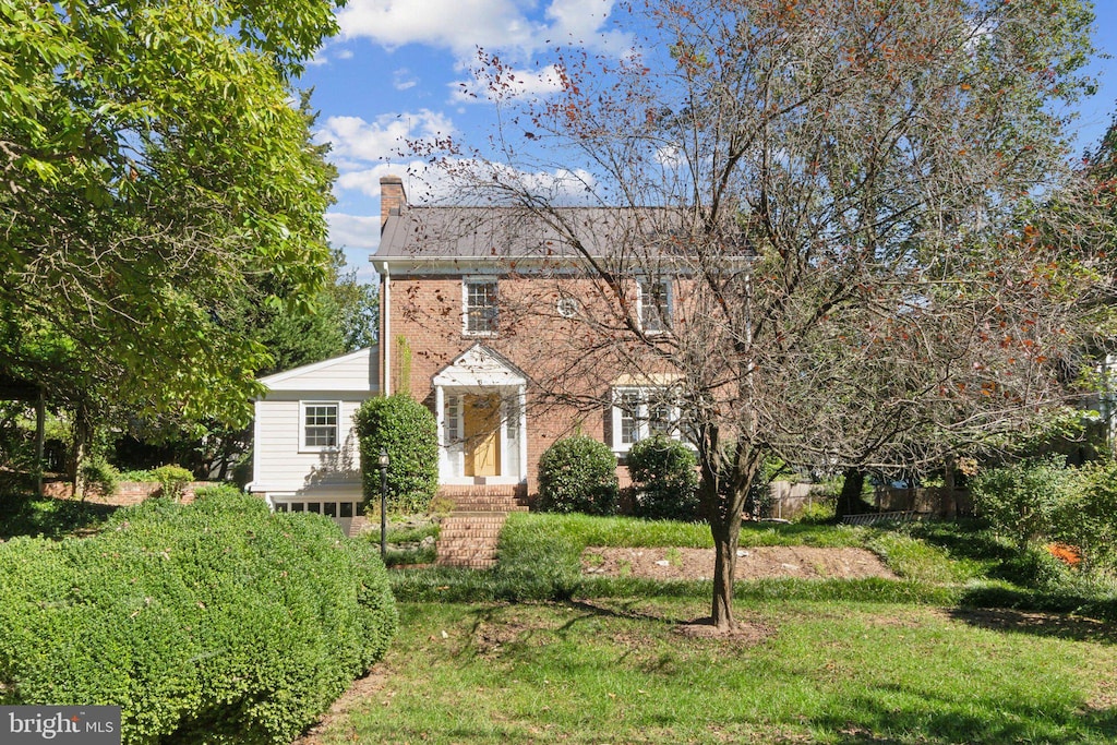 colonial home with a front yard