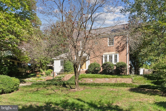 view of front facade featuring a front yard