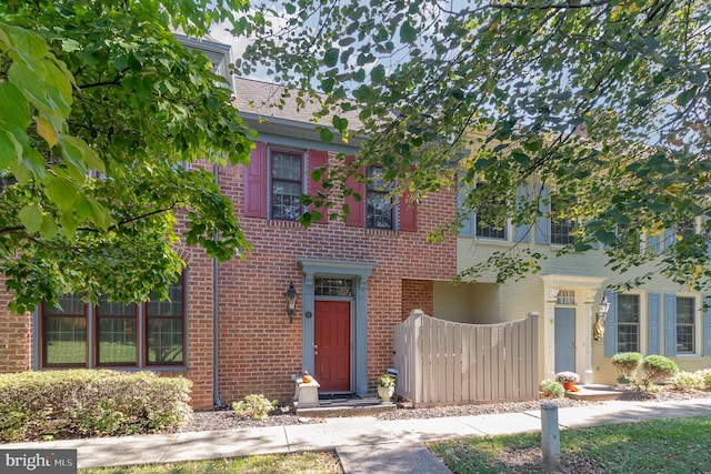 17 Kensington Sq, Mechanicsburg, PA 17050 - view of front of home with fence and brick siding