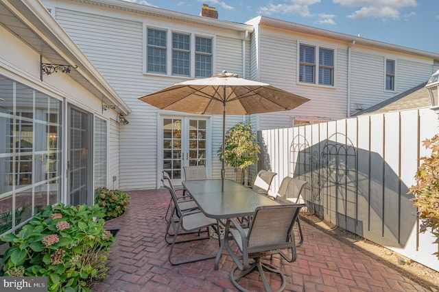 17 Kensington Sq, Mechanicsburg, PA 17050 - view of patio with outdoor dining space and fence