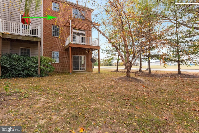 view of yard with a balcony