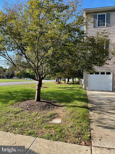 view of front of house featuring a front yard