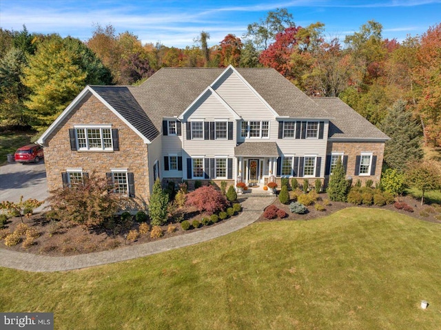 view of front of home featuring a front yard