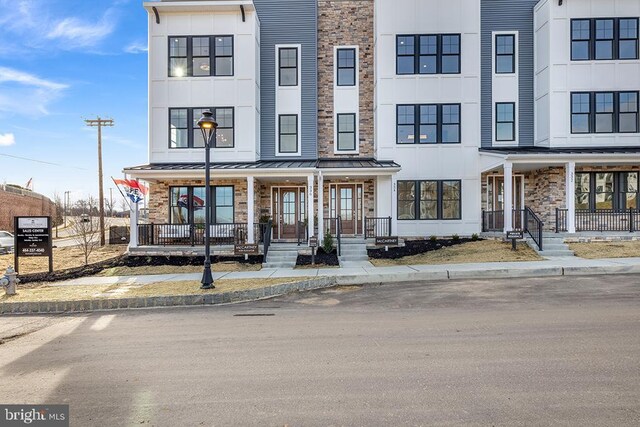 view of front of property featuring covered porch