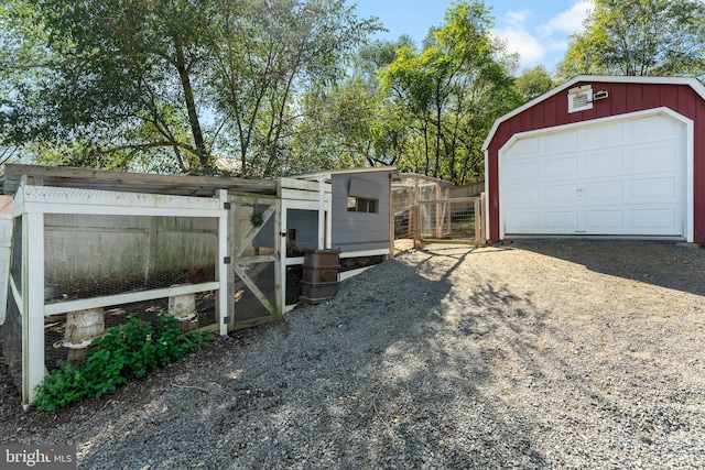 view of yard featuring an outdoor structure