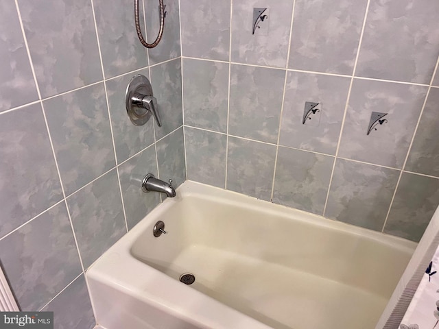 bathroom featuring tiled shower / bath combo