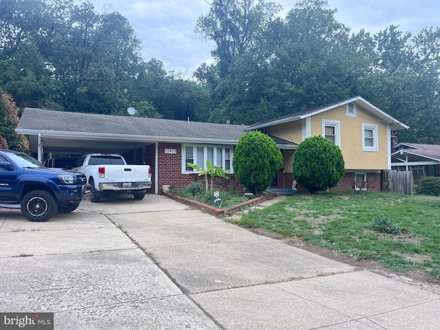 view of front of house featuring a carport and a front lawn