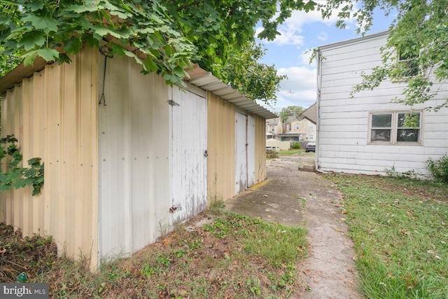 view of side of home featuring a storage shed