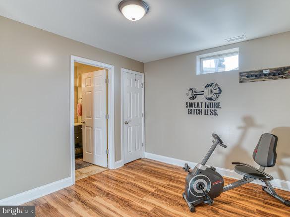 exercise area with light hardwood / wood-style floors