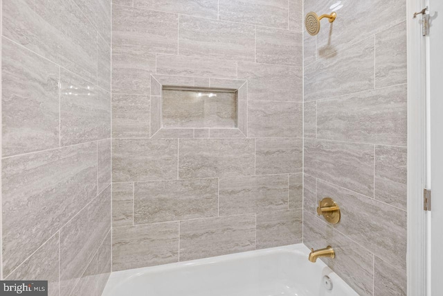 bathroom featuring tiled shower / bath combo