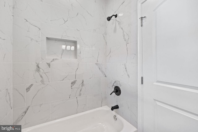 bathroom with tiled shower / bath