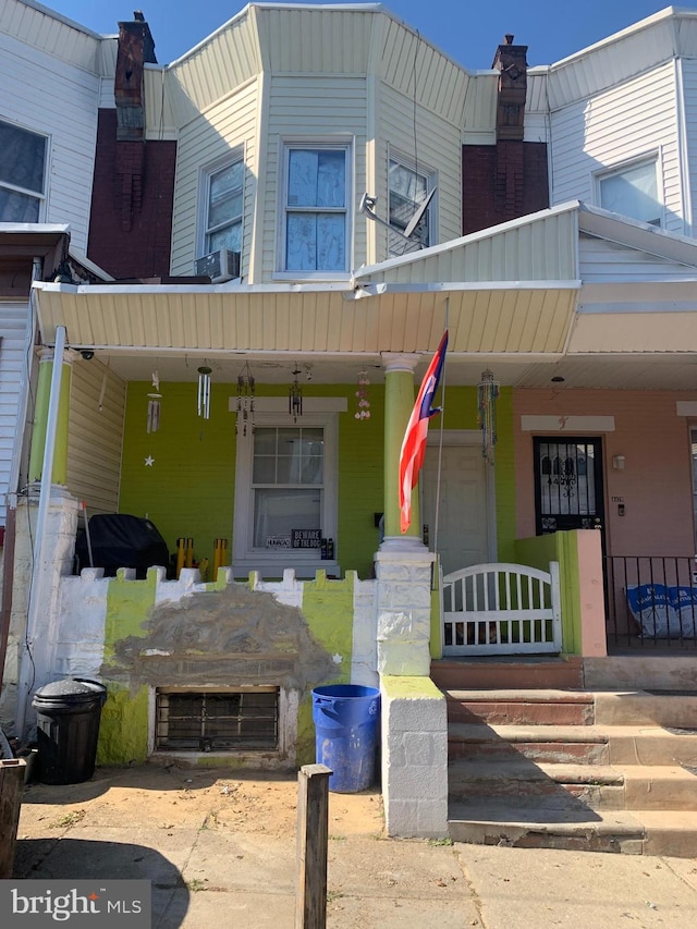 view of front of property featuring covered porch