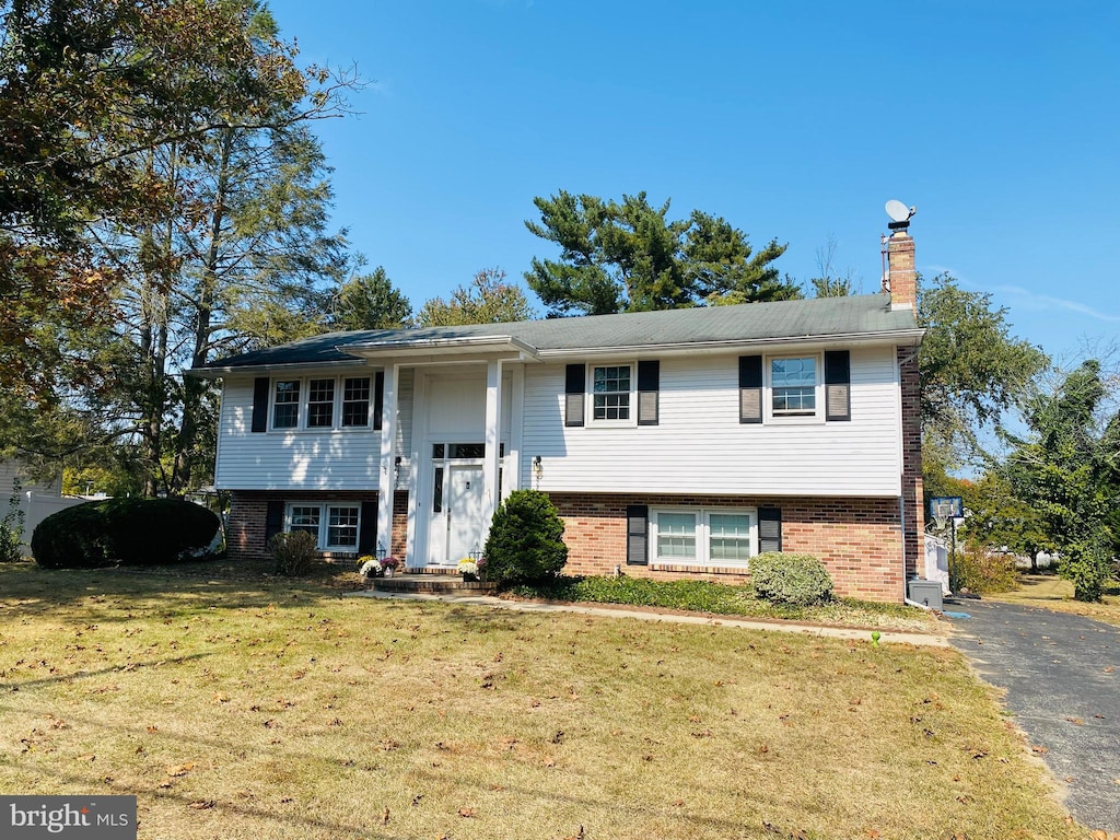 bi-level home with a front lawn