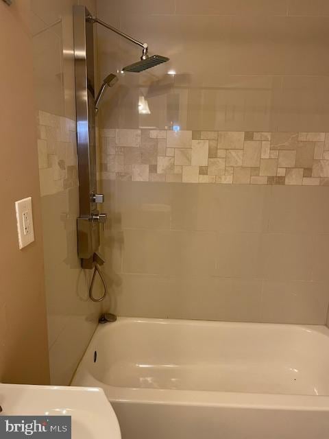 bathroom with tiled shower / bath