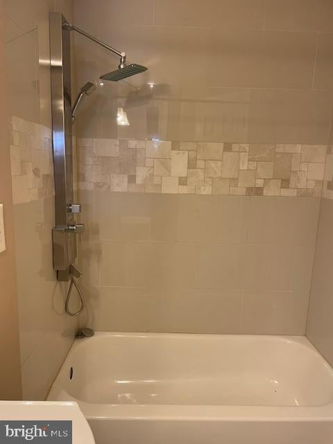 bathroom featuring tiled shower / bath combo