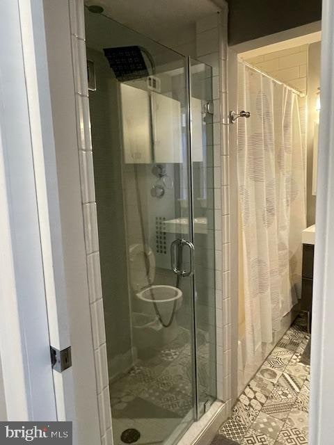 bathroom featuring a shower with curtain