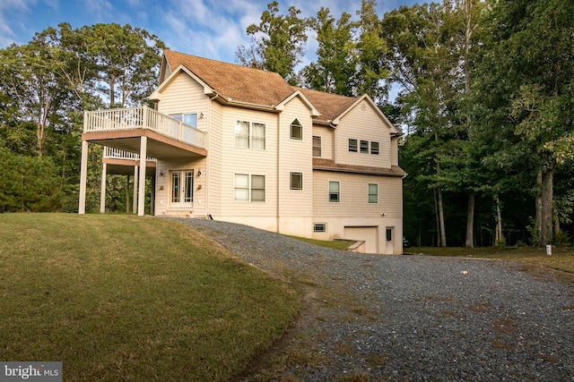 view of front facade featuring a front yard and a garage