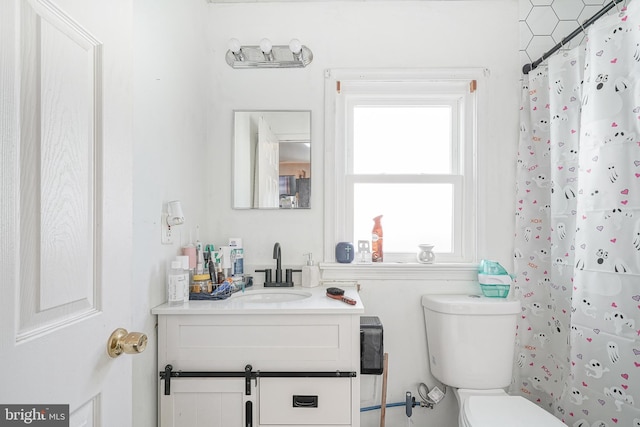 bathroom with a shower with curtain, vanity, and toilet