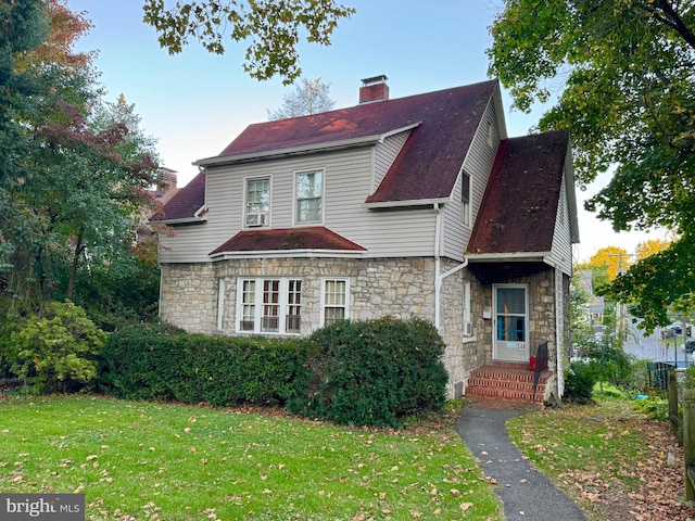 front of property with a front lawn