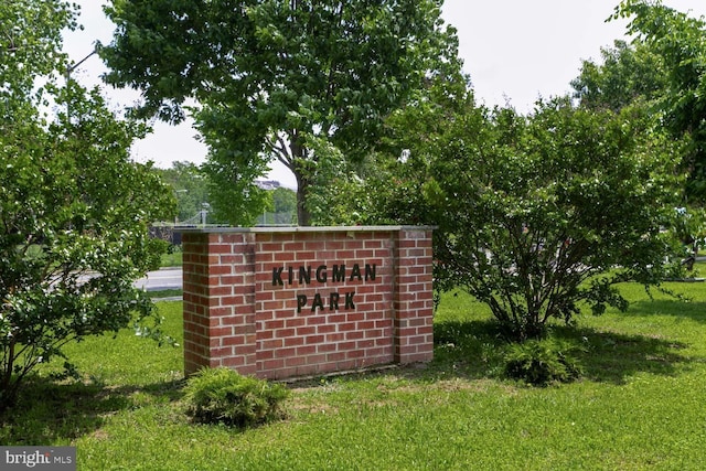 community sign featuring a yard