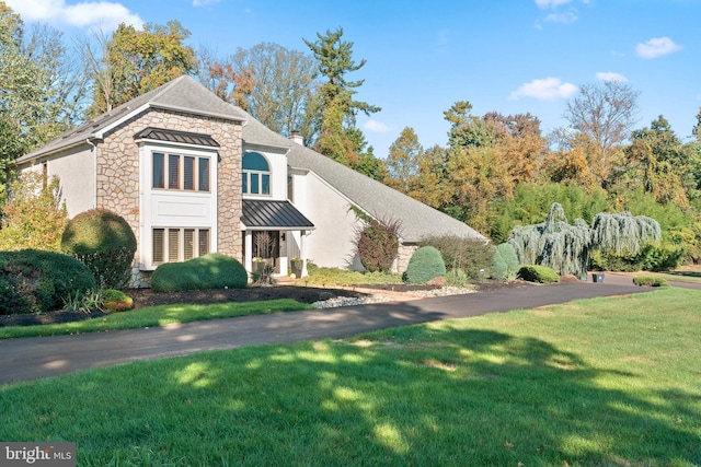 view of front of house featuring a front yard