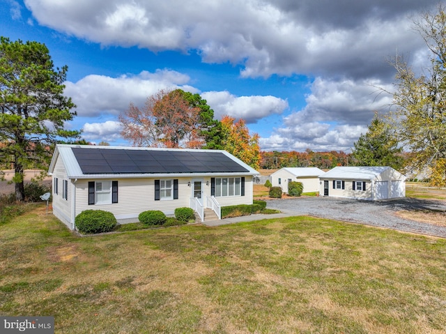 single story home featuring a front lawn