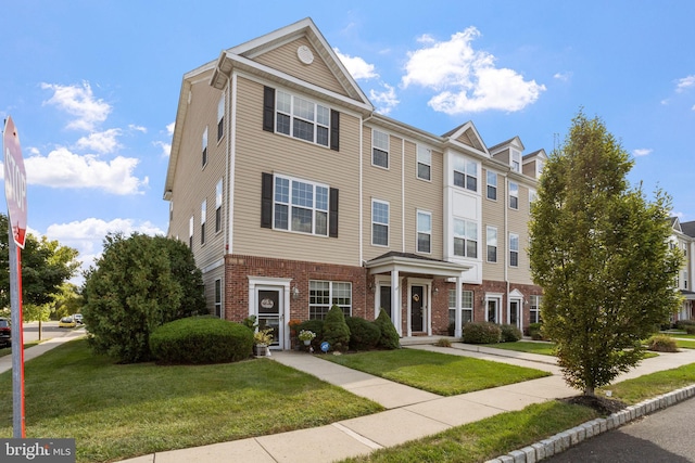 multi unit property featuring a front yard