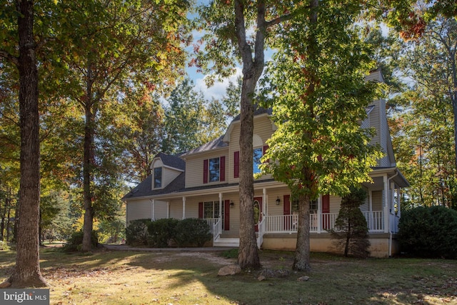 view of front of property featuring covered porch and a front yard