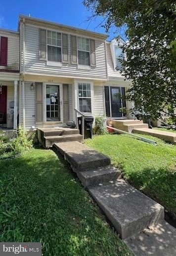 view of front of home featuring a front lawn