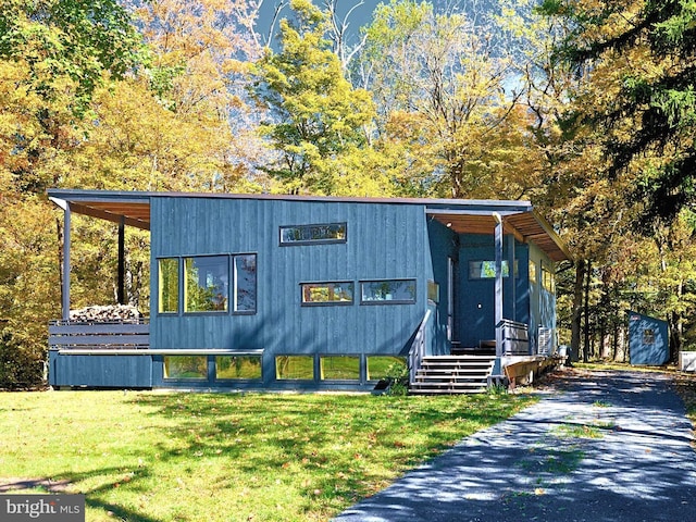 view of front of home featuring a front lawn