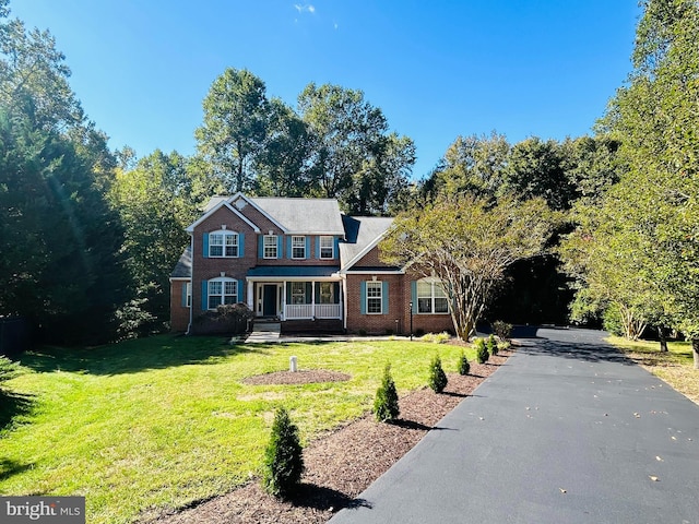 view of front of house featuring a front lawn