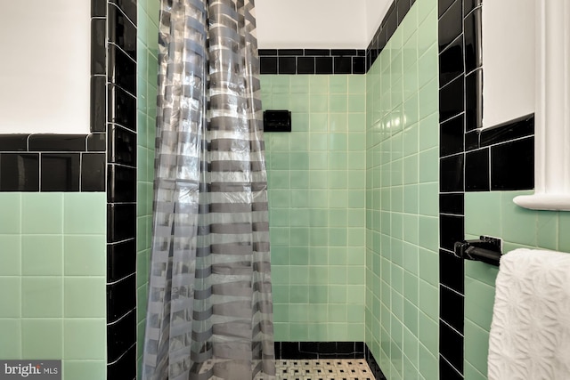 bathroom featuring a shower with curtain