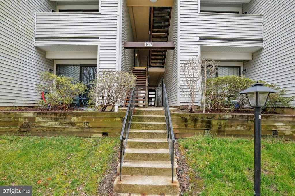 property entrance featuring a balcony