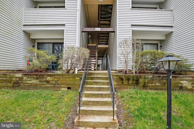 property entrance featuring a balcony