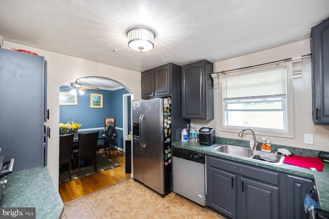 kitchen featuring ceiling fan, sink, gray cabinets, stainless steel appliances, and light hardwood / wood-style floors