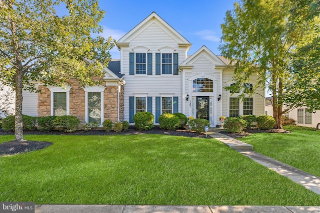 view of front of property featuring a front yard