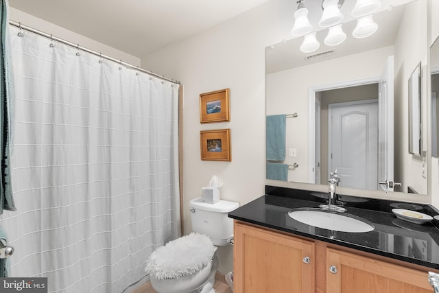 bathroom featuring a shower with curtain, vanity, and toilet