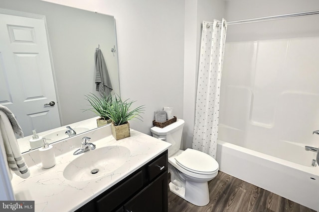565 Bella May Cir, Lebanon, PA 17046 - full bathroom featuring shower / tub combo with curtain, wood finished floors, toilet, and vanity