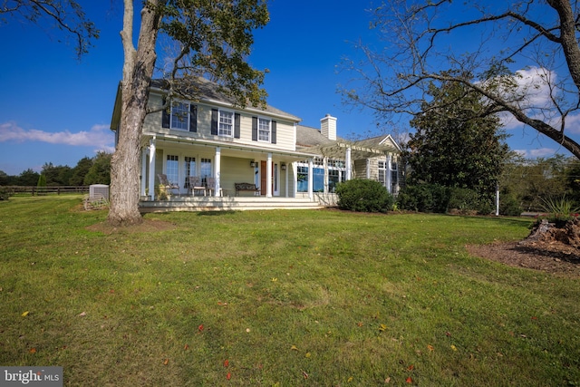 view of front facade featuring a front yard