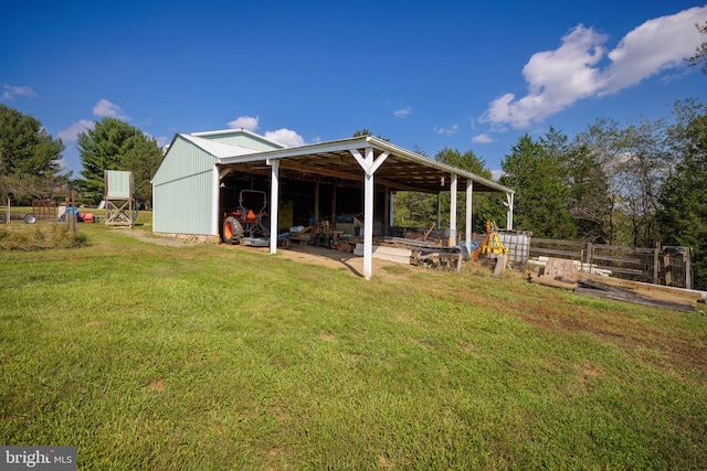 view of yard with an outbuilding